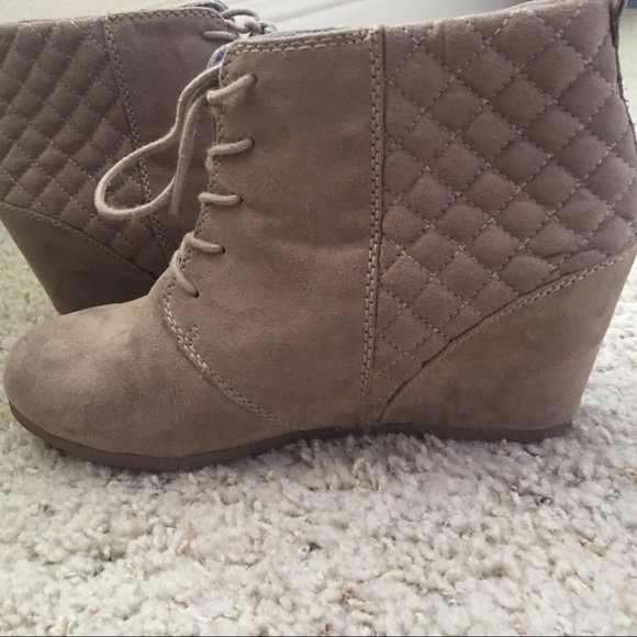 BONGO Tan Wedge Boots In Size 8 - Picture 2 of 6
